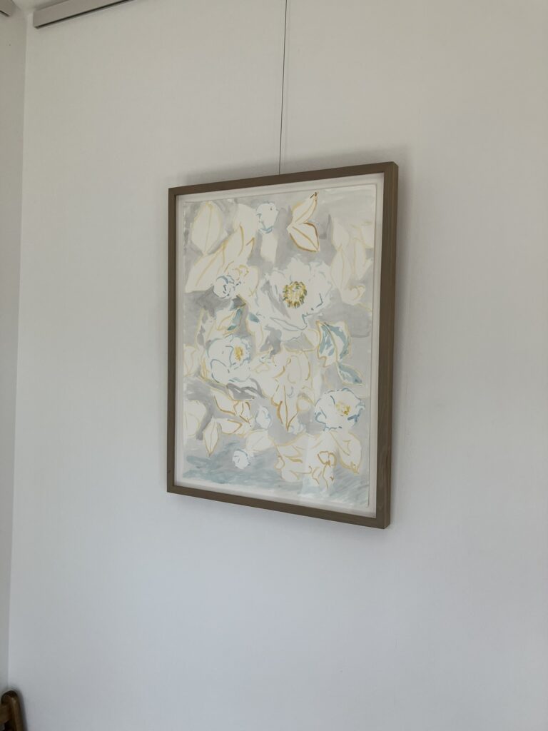 海に向かって咲く白いツバキを銀色の空をバックに。