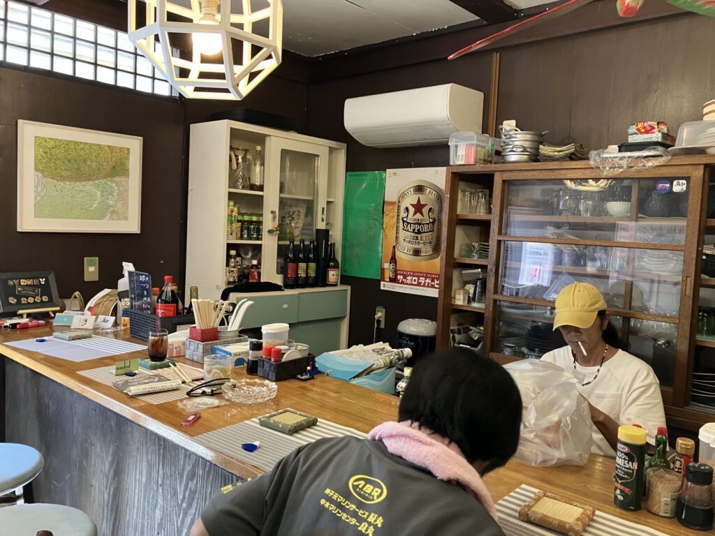 下田のうどん屋にてシンプルな展示。
