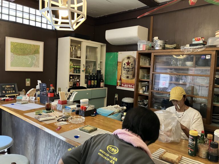 下田のうどん屋にてシンプルな展示。