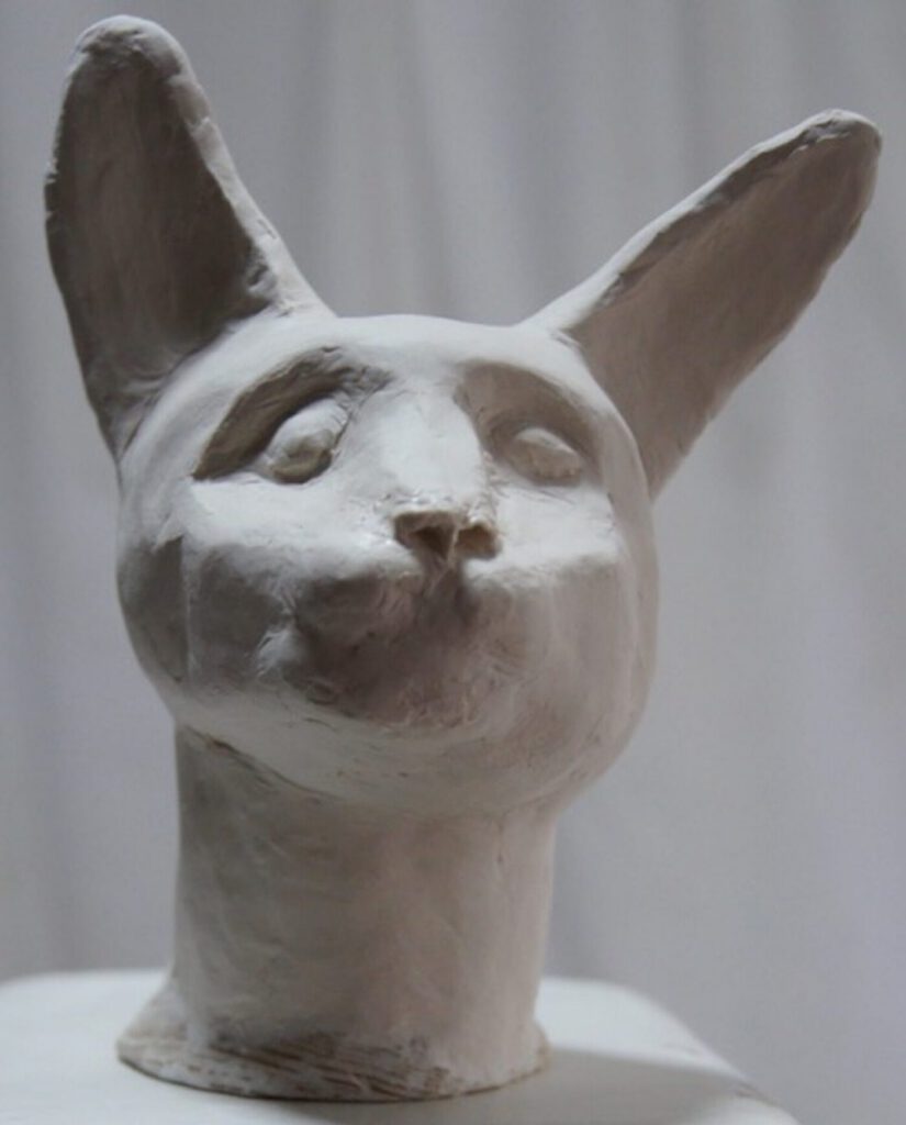 材料はクレイ、縦:15cm、横:11cm、奥行き:10cm、エジプトの猫の神:バステトがモチーフ