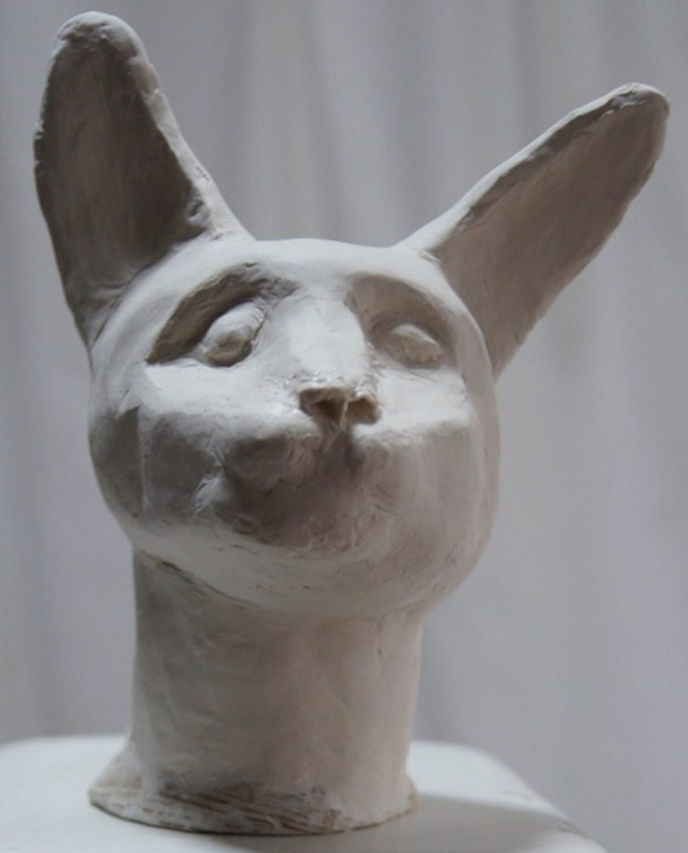 材料はクレイ、縦:15cm、横:11cm、奥行き:10cm、エジプトの猫の神:バステトがモチーフ